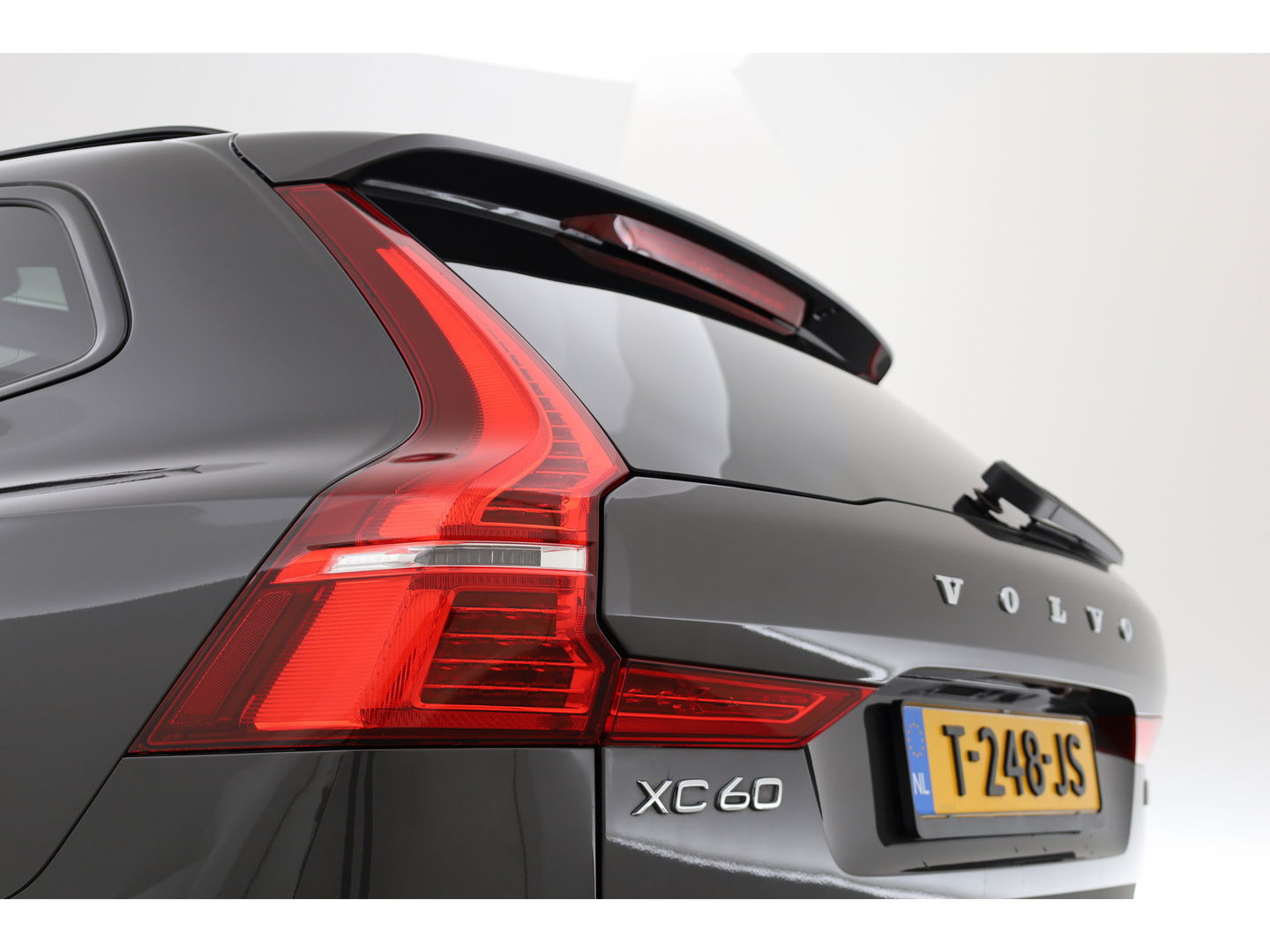 Volvo XC60 2.0 T8 Plug-in hybrid AWD Ultimate Dark | Luchtvering | HUD | Trekhaak | B&W | Pano | Pilot Assist |