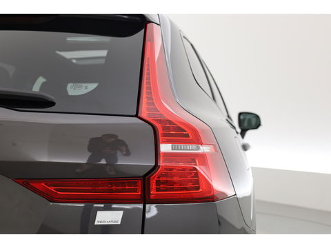 Volvo XC60 2.0 T8 Plug-in hybrid AWD Ultimate Dark | Luchtvering | HUD | Trekhaak | B&W | Pano | Pilot Assist |
