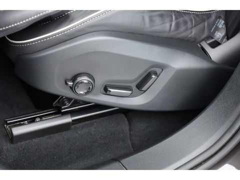 Volvo XC60 2.0 T8 Plug-in hybrid AWD Ultimate Dark | Luchtvering | HUD | Trekhaak | B&W | Pano | Pilot Assist |