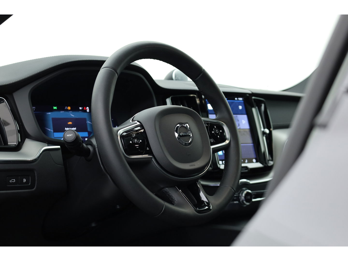 Volvo XC60 2.0 T8 Plug-in hybrid AWD Ultimate Dark | Luchtvering | HUD | Trekhaak | B&W | Pano | Pilot Assist |