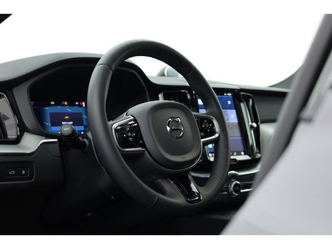 Volvo XC60 2.0 T8 Plug-in hybrid AWD Ultimate Dark | Luchtvering | HUD | Trekhaak | B&W | Pano | Pilot Assist |