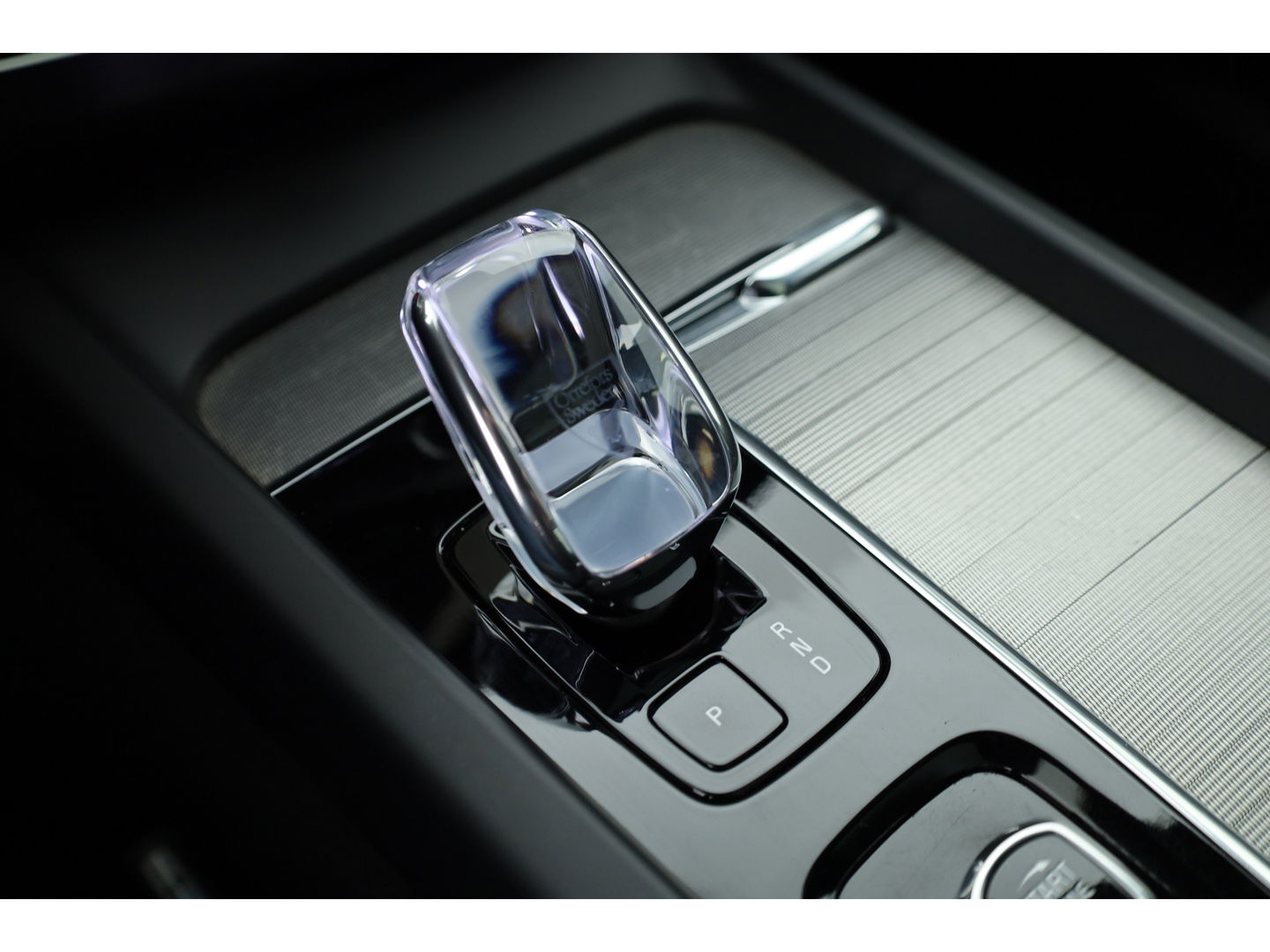 Volvo XC60 2.0 T8 Plug-in hybrid AWD Ultimate Dark | Luchtvering | HUD | Trekhaak | B&W | Pano | Pilot Assist |