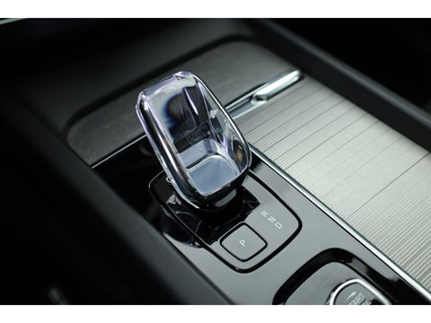 Volvo XC60 2.0 T8 Plug-in hybrid AWD Ultimate Dark | Luchtvering | HUD | Trekhaak | B&W | Pano | Pilot Assist |