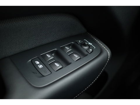 Volvo XC60 2.0 T8 Plug-in hybrid AWD Ultimate Dark | Luchtvering | HUD | Trekhaak | B&W | Pano | Pilot Assist |