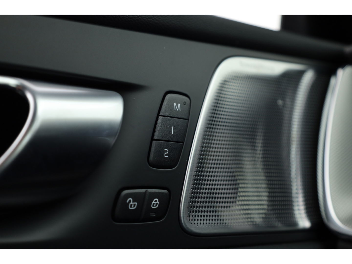 Volvo XC60 2.0 T8 Plug-in hybrid AWD Ultimate Dark | Luchtvering | HUD | Trekhaak | B&W | Pano | Pilot Assist |