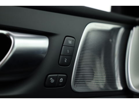 Volvo XC60 2.0 T8 Plug-in hybrid AWD Ultimate Dark | Luchtvering | HUD | Trekhaak | B&W | Pano | Pilot Assist |