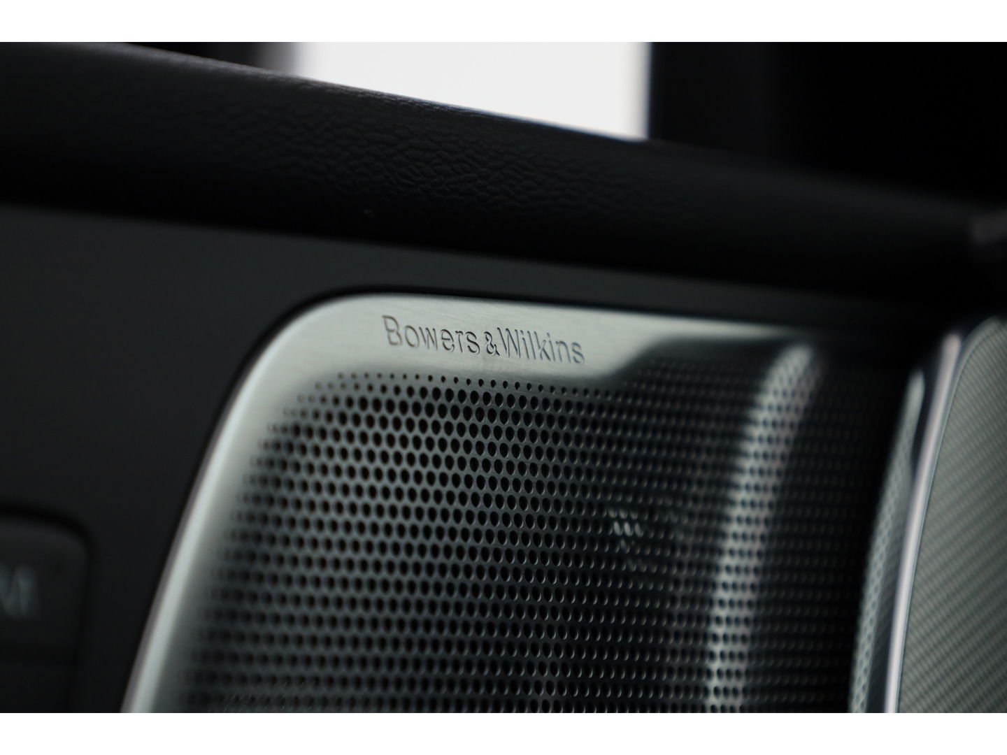 Volvo XC60 2.0 T8 Plug-in hybrid AWD Ultimate Dark | Luchtvering | HUD | Trekhaak | B&W | Pano | Pilot Assist |