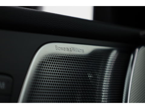Volvo XC60 2.0 T8 Plug-in hybrid AWD Ultimate Dark | Luchtvering | HUD | Trekhaak | B&W | Pano | Pilot Assist |