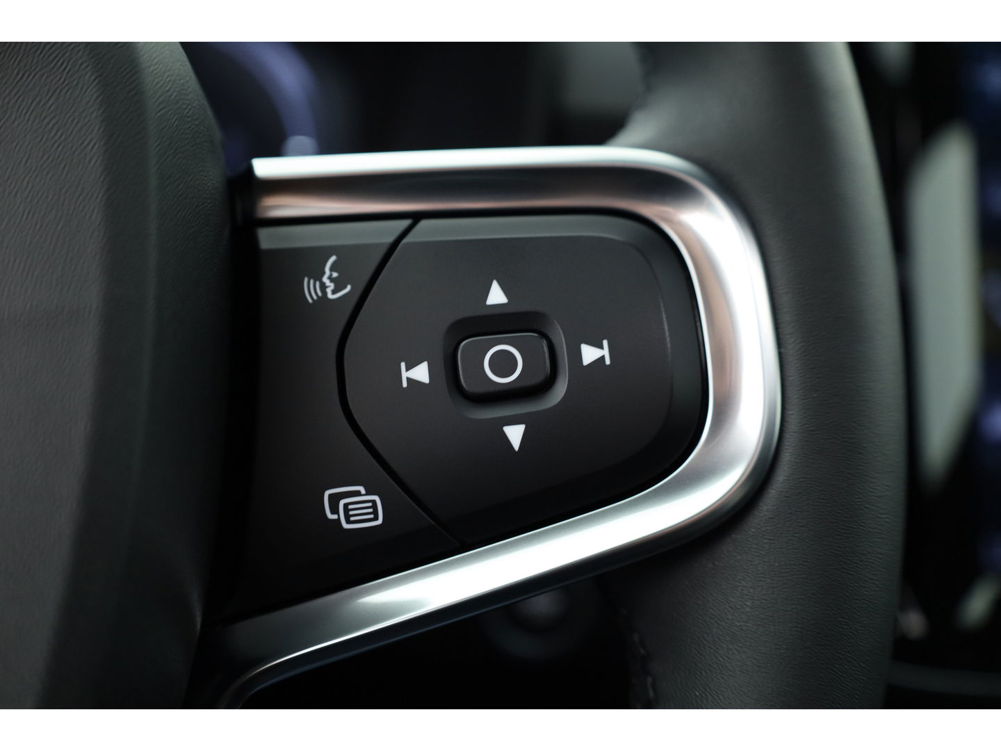 Volvo XC40 T4 Recharge Ultimate Dark | Pano | Pilot assist | 360cam | H&K | Elek. Stoelen |