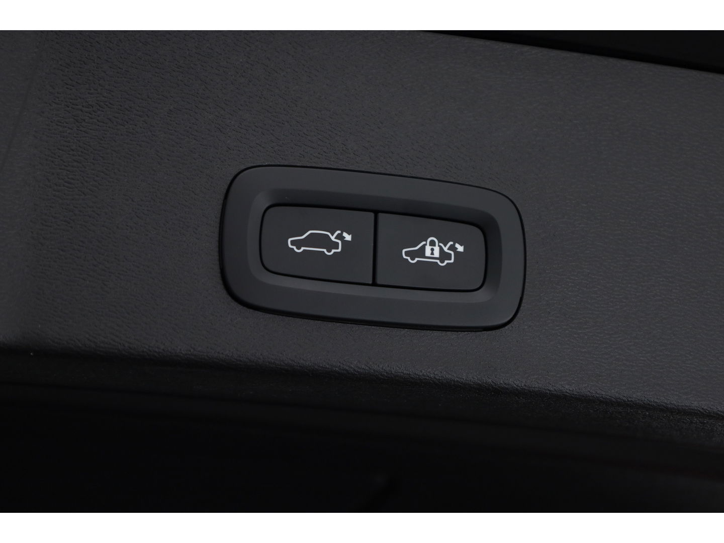 Volvo XC40 T4 Recharge Ultimate Dark | Pano | Pilot assist | 360cam | H&K | Elek. Stoelen |