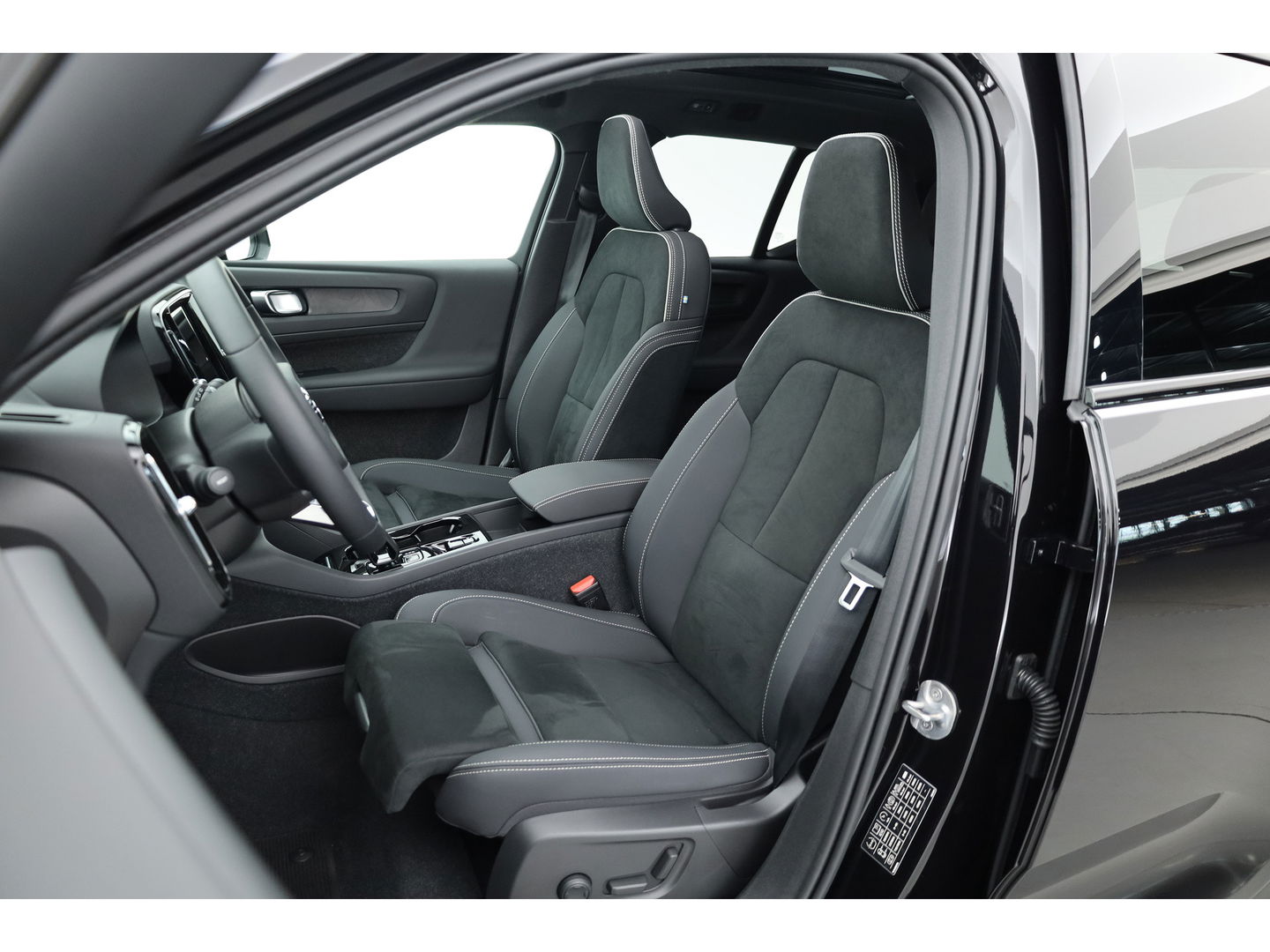 Volvo XC40 T4 Recharge Ultimate Dark | Pano | Pilot assist | 360cam | H&K | Elek. Stoelen |