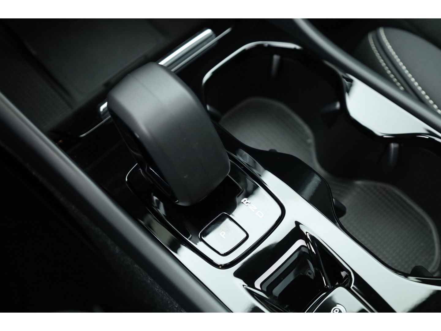 Volvo XC40 T4 Recharge Ultimate Dark | Pano | Pilot assist | 360cam | H&K | Elek. Stoelen |