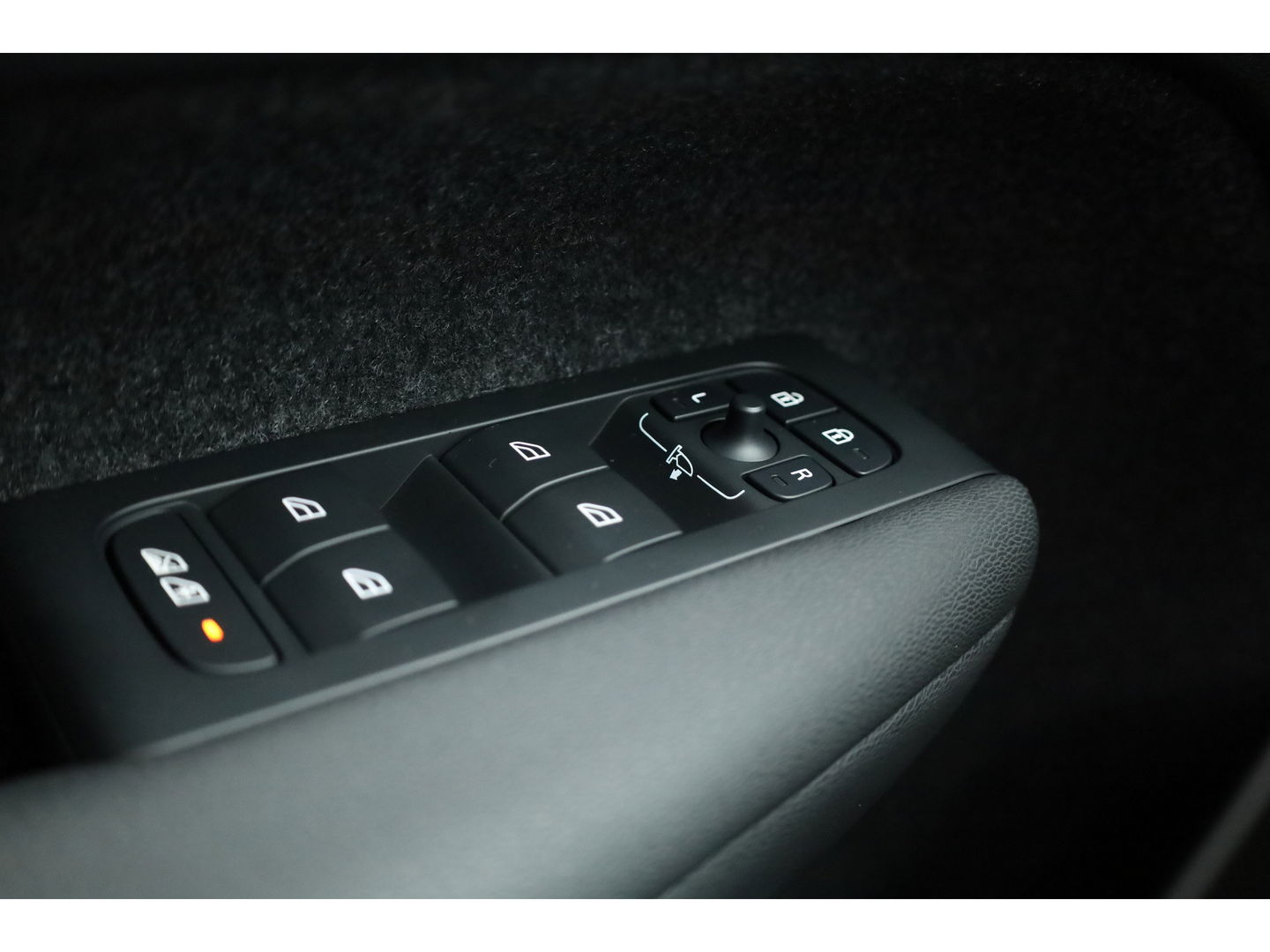Volvo XC40 T4 Recharge Ultimate Dark | Pano | Pilot assist | 360cam | H&K | Elek. Stoelen |