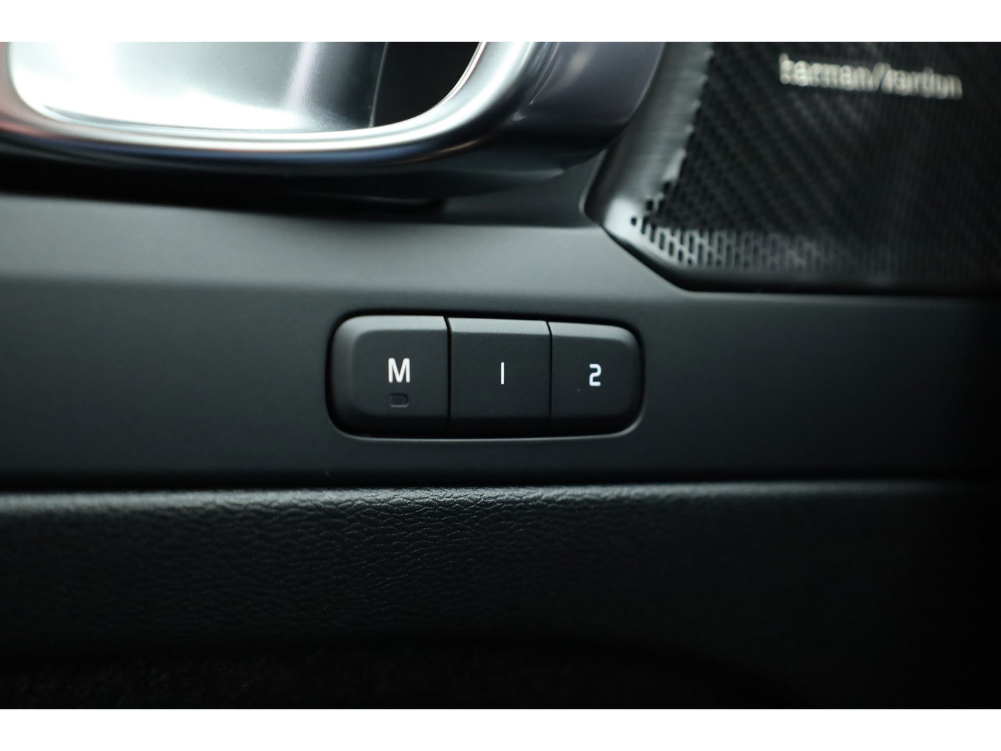 Volvo XC40 T4 Recharge Ultimate Dark | Pano | Pilot assist | 360cam | H&K | Elek. Stoelen |