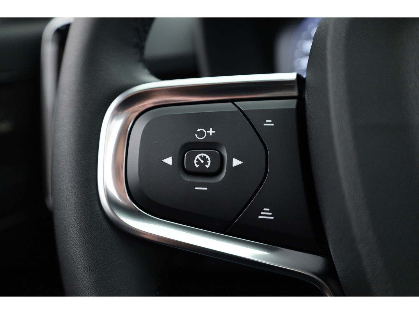 Volvo XC40 T4 Recharge Ultimate Dark | Pano | Pilot assist | 360cam | H&K | Elek. Stoelen |