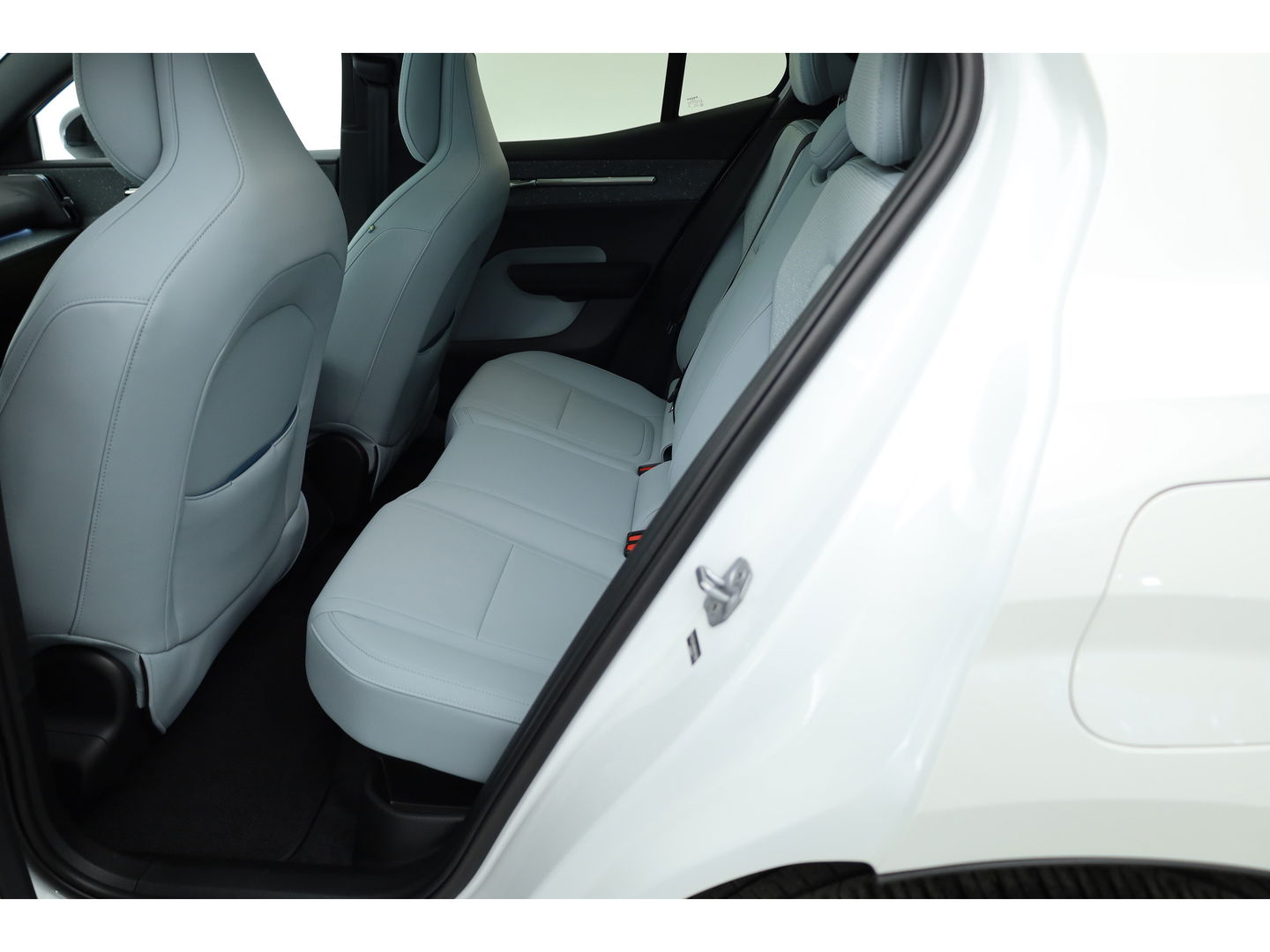 Volvo EX30 Single Motor Extended Range Ultra 69 kWh | Pano | 360cam | Stoel-stuurverw. | 22KW on-board lader