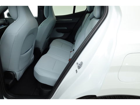 Volvo EX30 Single Motor Extended Range Ultra 69 kWh | Pano | 360cam | Stoel-stuurverw. | 22KW on-board lader