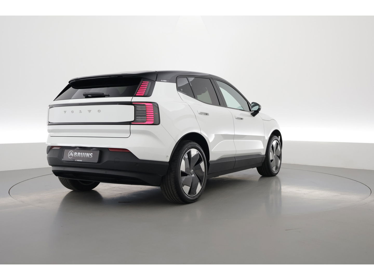 Volvo EX30 Single Motor Extended Range Ultra 69 kWh | Pano | 360cam | Stoel-stuurverw. | 22KW on-board lader