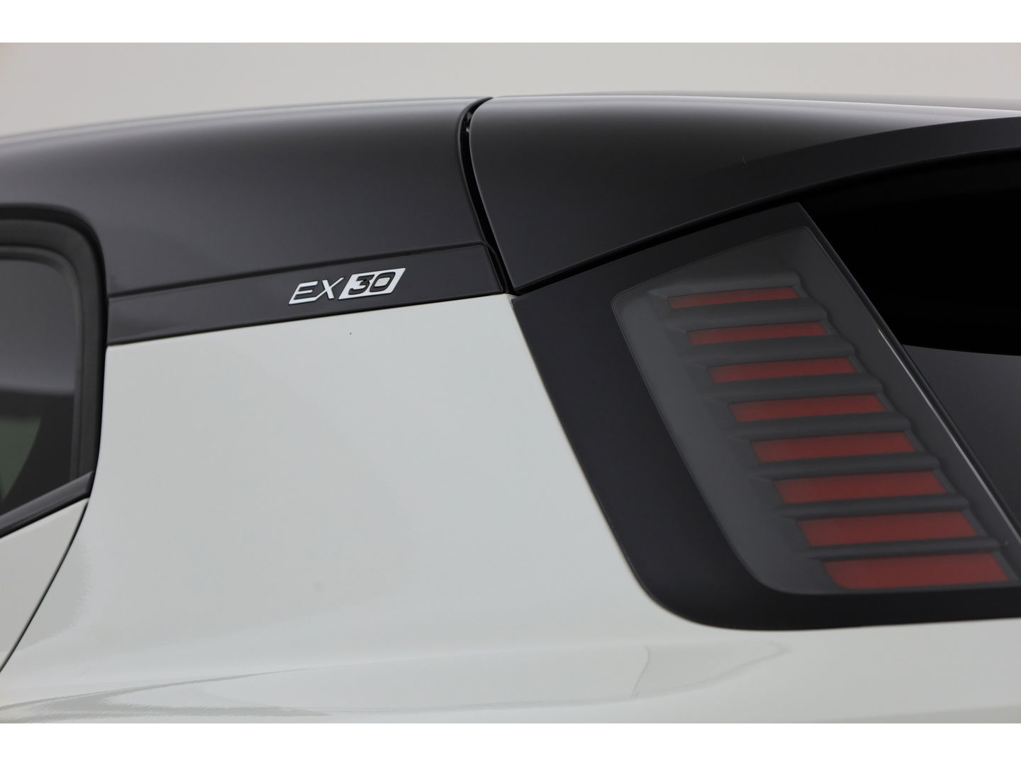 Volvo EX30 Single Motor Extended Range Ultra 69 kWh | Pano | 360cam | Stoel-stuurverw. | 22KW on-board lader
