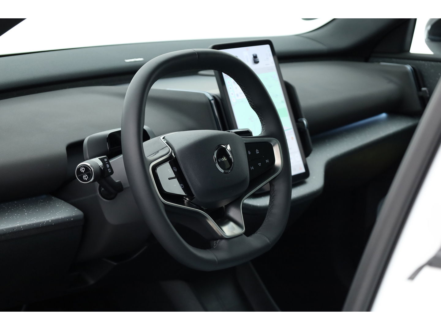 Volvo EX30 Single Motor Extended Range Ultra 69 kWh | Pano | 360cam | Stoel-stuurverw. | 22KW on-board lader