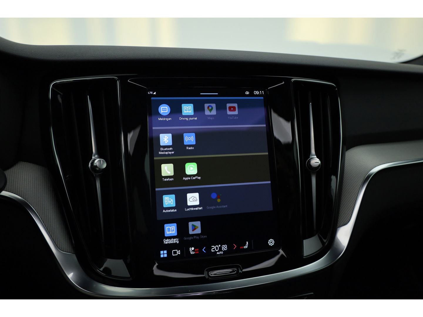 Volvo V60 T6 Recharge Plus Bright | Pano | 4x stoelen verw. | Stuur & voorruit verw. |