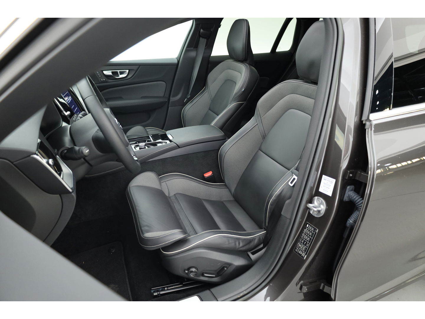 Volvo V60 T6 Recharge Plus Bright | Pano | 4x stoelen verw. | Stuur & voorruit verw. |