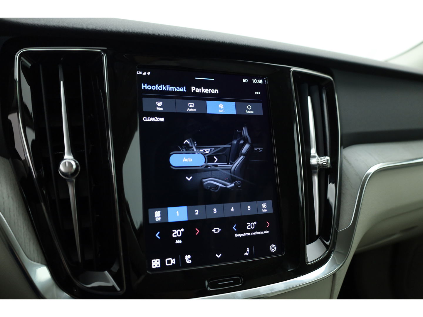 Volvo V60 2.0 T6 Plug-in hybrid AWD Plus Dark | Stuur- & 4x stoelverw. | H&K | Camera | ACC | Blis |