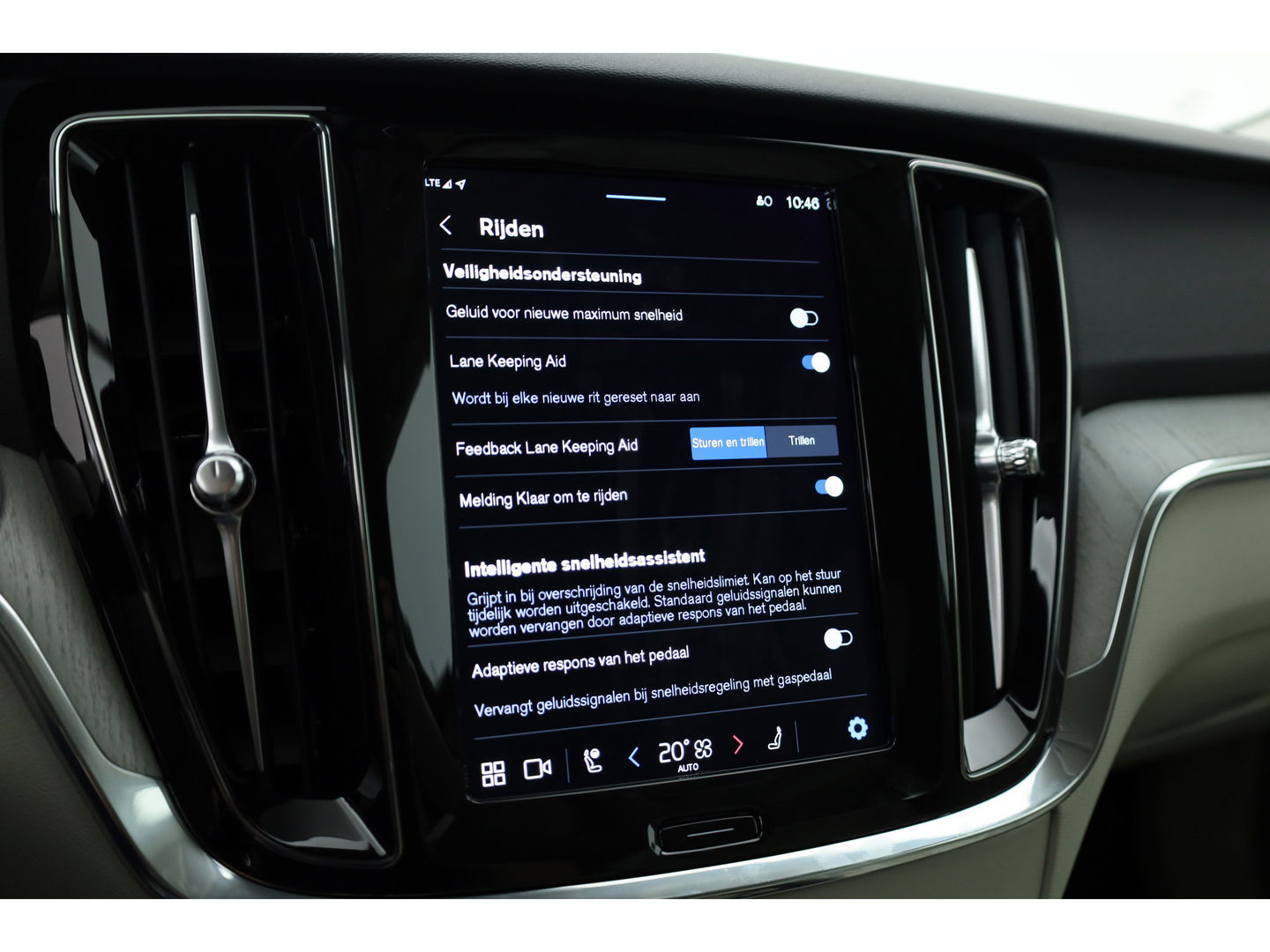 Volvo V60 2.0 T6 Plug-in hybrid AWD Plus Dark | Stuur- & 4x stoelverw. | H&K | Camera | ACC | Blis |