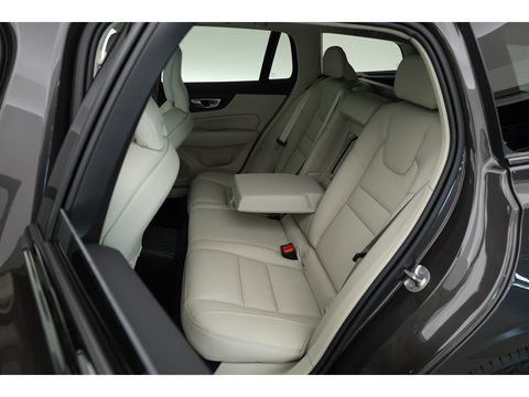 Volvo V60 2.0 T6 Plug-in hybrid AWD Plus Dark | Stuur- & 4x stoelverw. | H&K | Camera | ACC | Blis |
