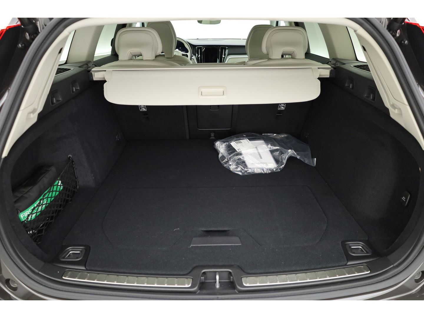 Volvo V60 2.0 T6 Plug-in hybrid AWD Plus Dark | Stuur- & 4x stoelverw. | H&K | Camera | ACC | Blis |