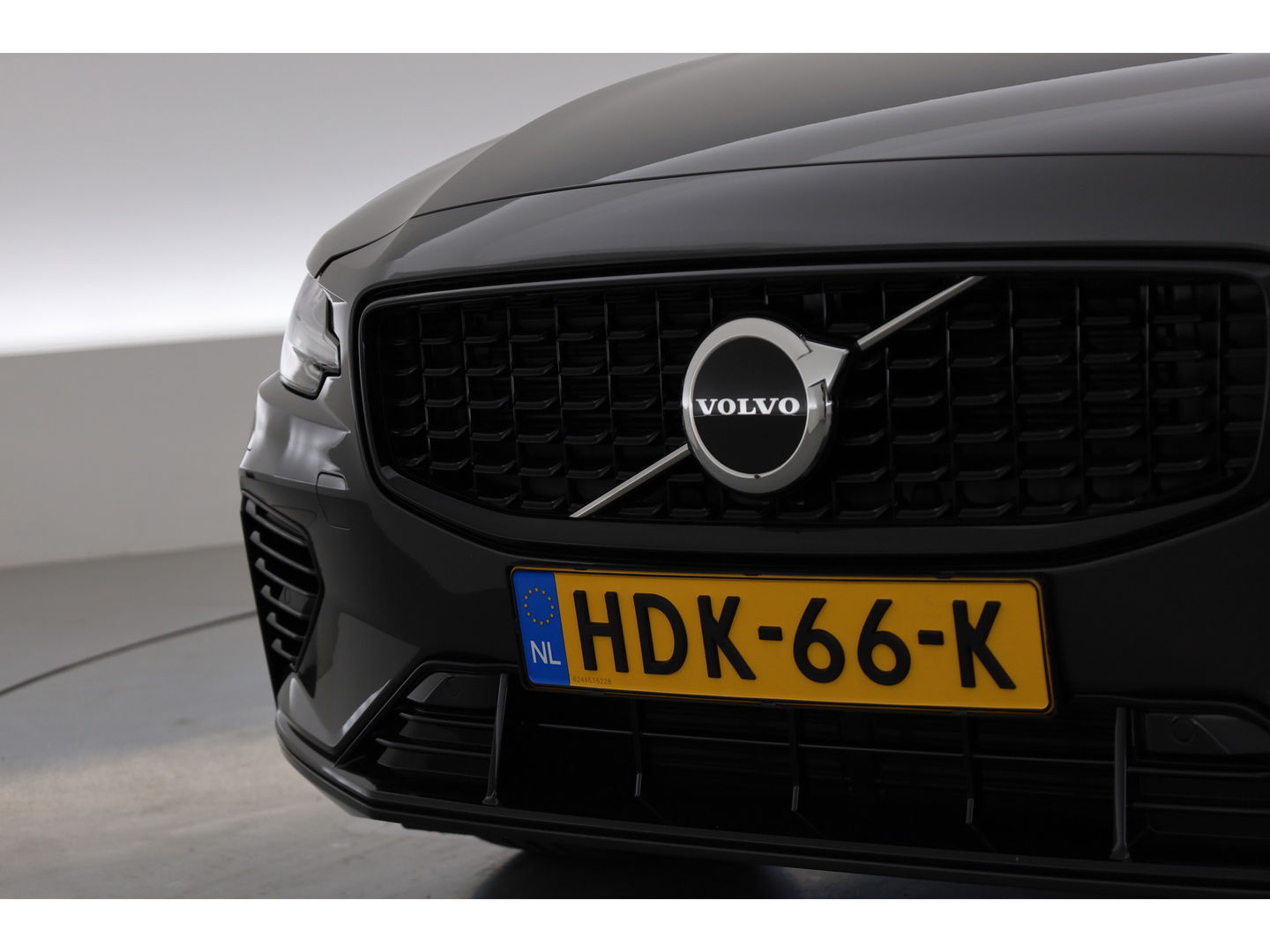 Volvo V60 2.0 T6 Plug-in hybrid AWD Plus Dark | Stuur- & 4x stoelverw. | H&K | Camera | ACC | Blis |