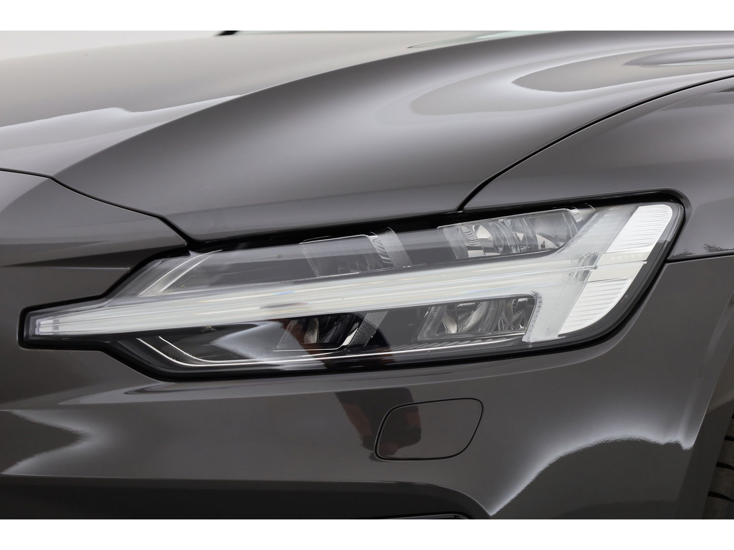 Volvo V60 2.0 T6 Plug-in hybrid AWD Plus Dark | Stuur- & 4x stoelverw. | H&K | Camera | ACC | Blis |