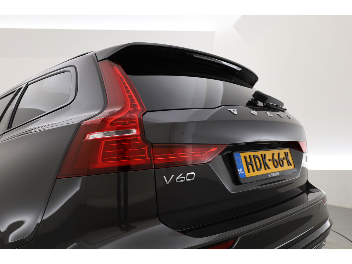 Volvo V60 2.0 T6 Plug-in hybrid AWD Plus Dark | Stuur- & 4x stoelverw. | H&K | Camera | ACC | Blis |