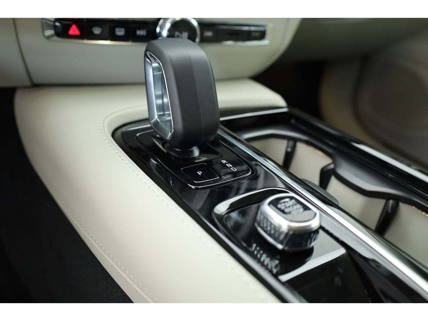 Volvo V60 2.0 T6 Plug-in hybrid AWD Plus Dark | Stuur- & 4x stoelverw. | H&K | Camera | ACC | Blis |
