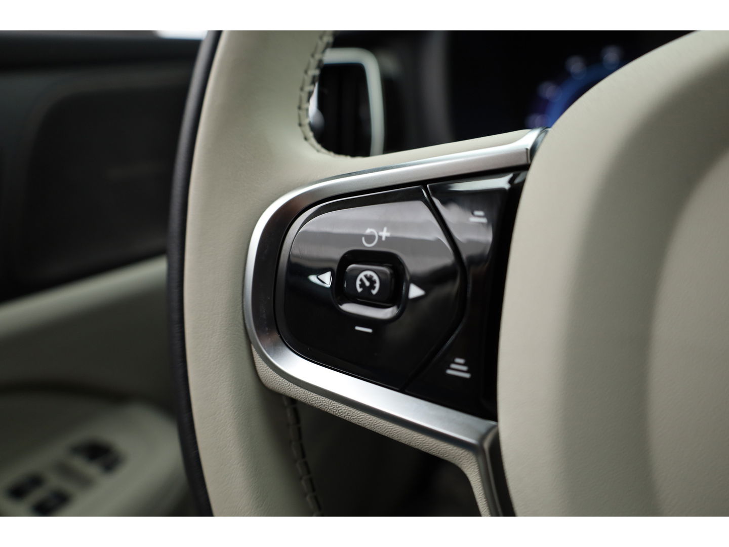 Volvo V60 2.0 T6 Plug-in hybrid AWD Plus Dark | Stuur- & 4x stoelverw. | H&K | Camera | ACC | Blis |