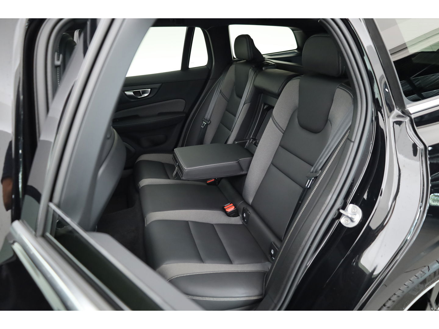 Volvo V60 2.0 B4 Plus Bright | Pano-dak | H&K audio | Trekhaak | Pilot Assist |