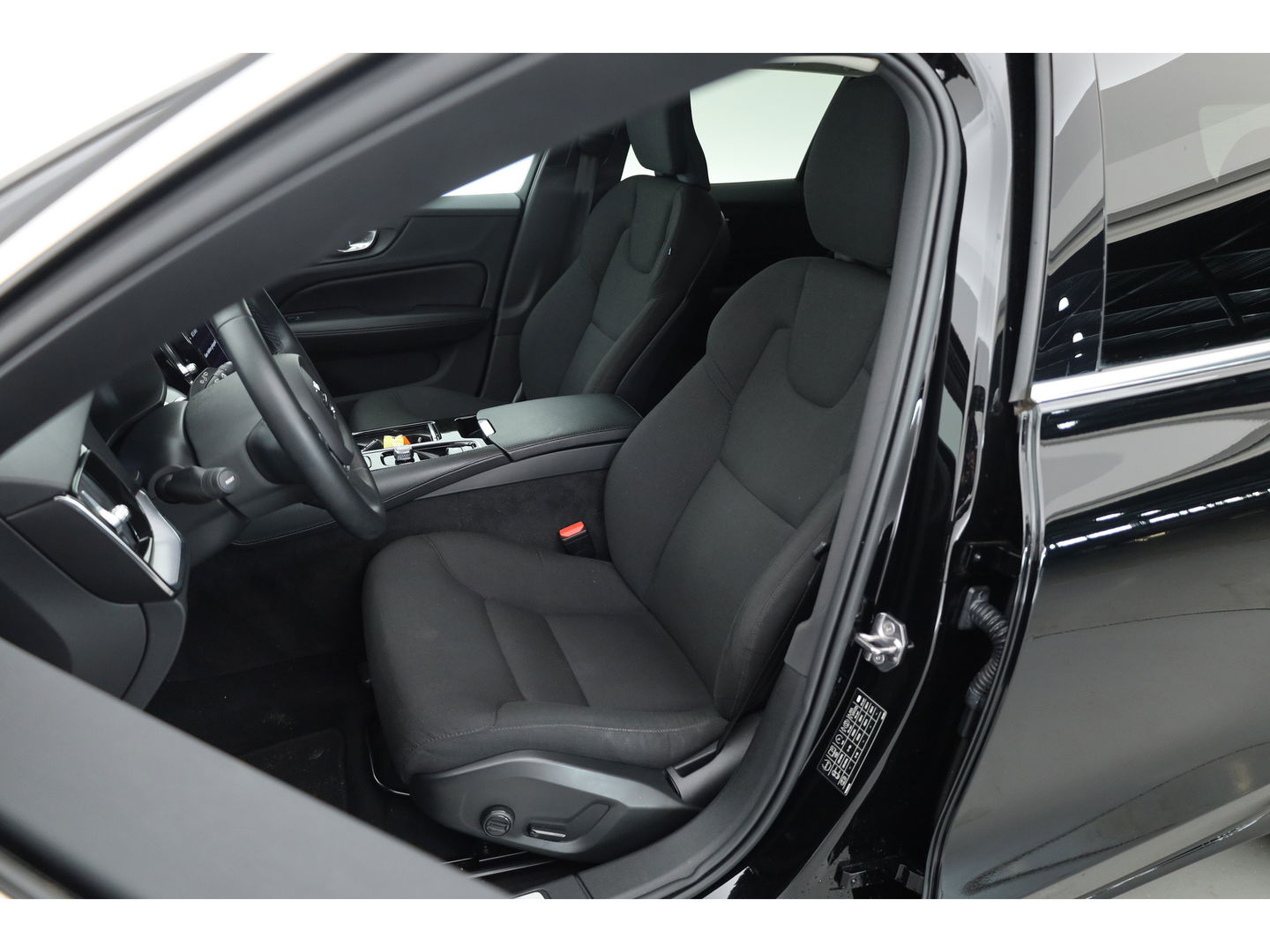 Volvo V60 2.0 T6 Recharge AWD Inscription Expression | Stuur- & 4x Stoelverw. | Camera | Apple Carplay |