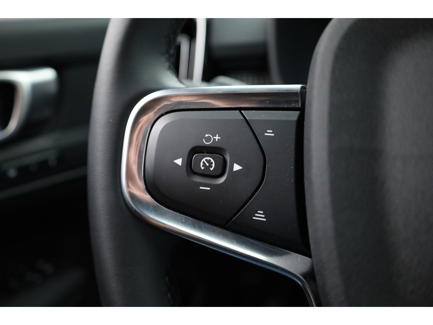 Volvo XC40 2.0 B3 Core | Elek. verst. stoelen | Stoel + stuurverw. |  Camera |