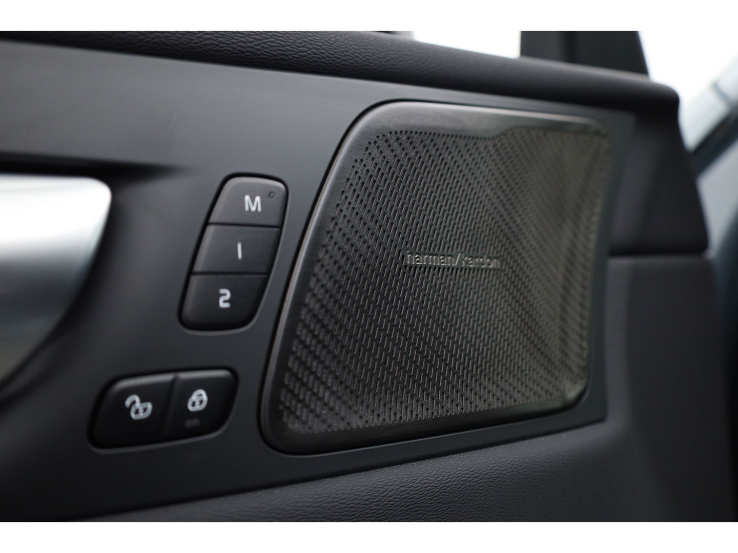 Volvo XC60 2.0 T6 Plug-in hybrid AWD Plus Dark | Luchtvering | Trekhaak | H&K Audio | 360 camera |
