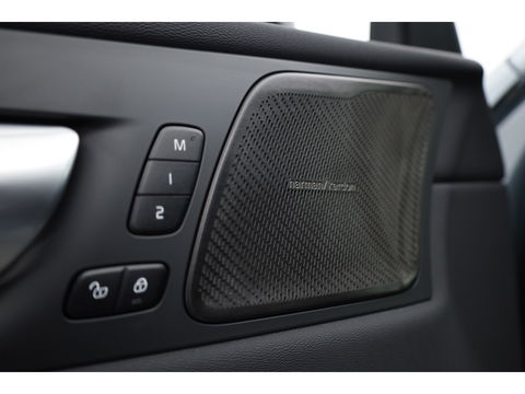 Volvo XC60 2.0 T6 Plug-in hybrid AWD Plus Dark | Luchtvering | Trekhaak | H&K Audio | 360 camera |