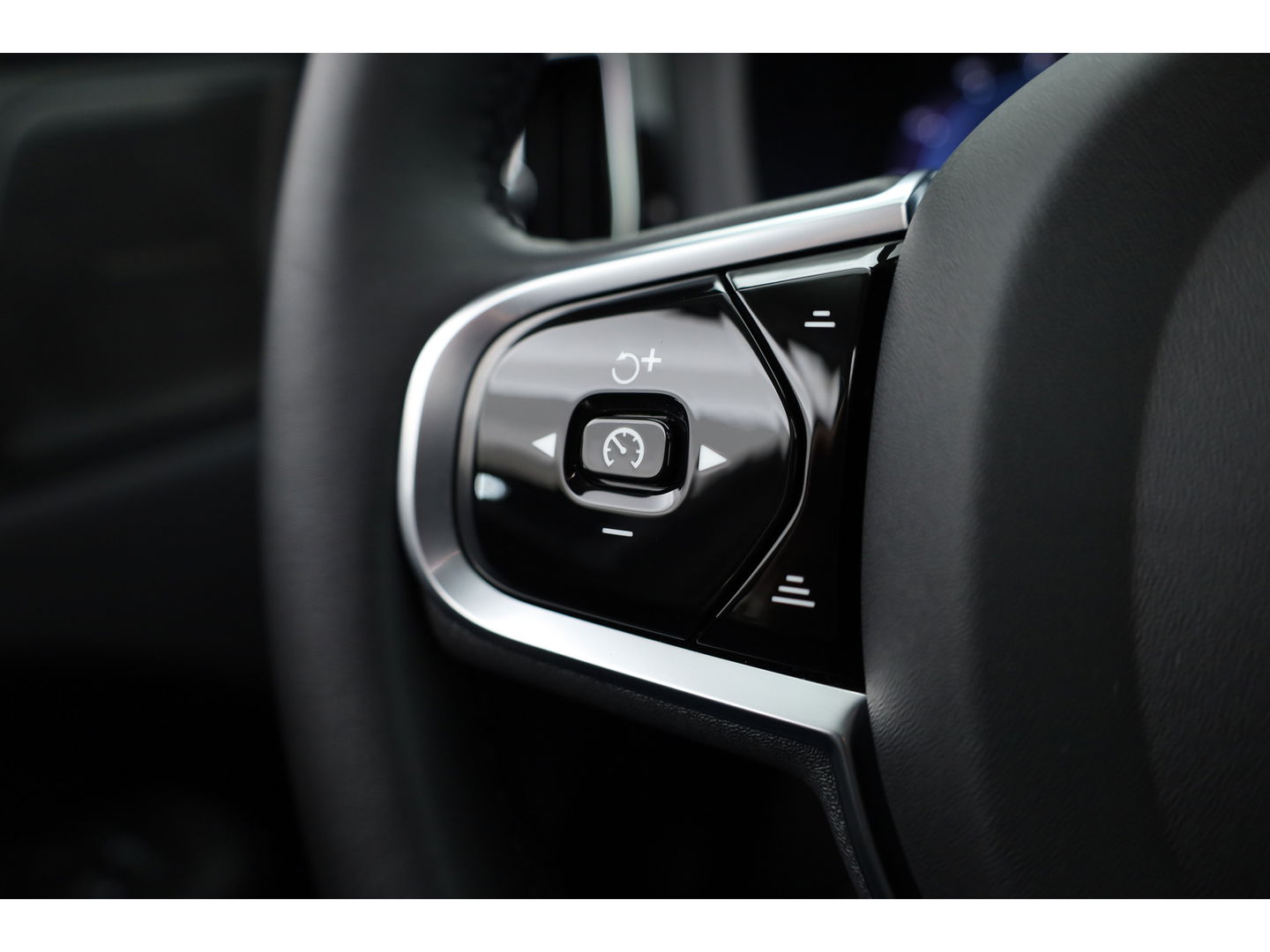Volvo XC60 2.0 T6 Plug-in hybrid AWD Plus Dark | Luchtvering | Trekhaak | H&K Audio | 360 camera |
