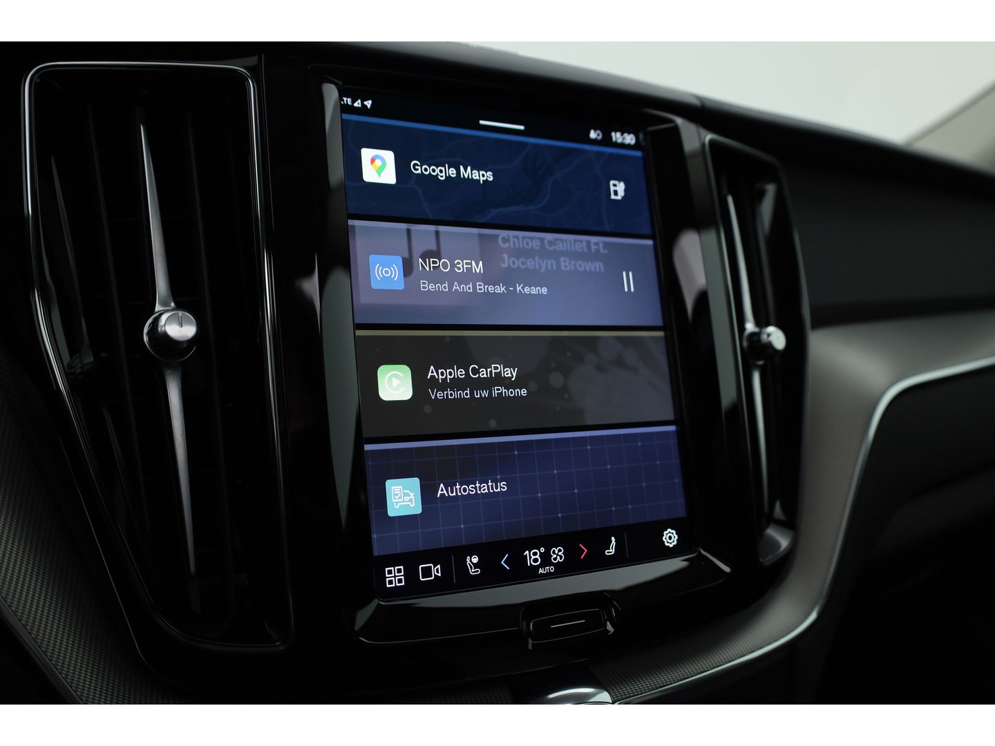Volvo XC60 2.0 T6 Plug-in hybrid AWD Plus Dark | Luchtvering | Trekhaak | H&K Audio | 360 camera |