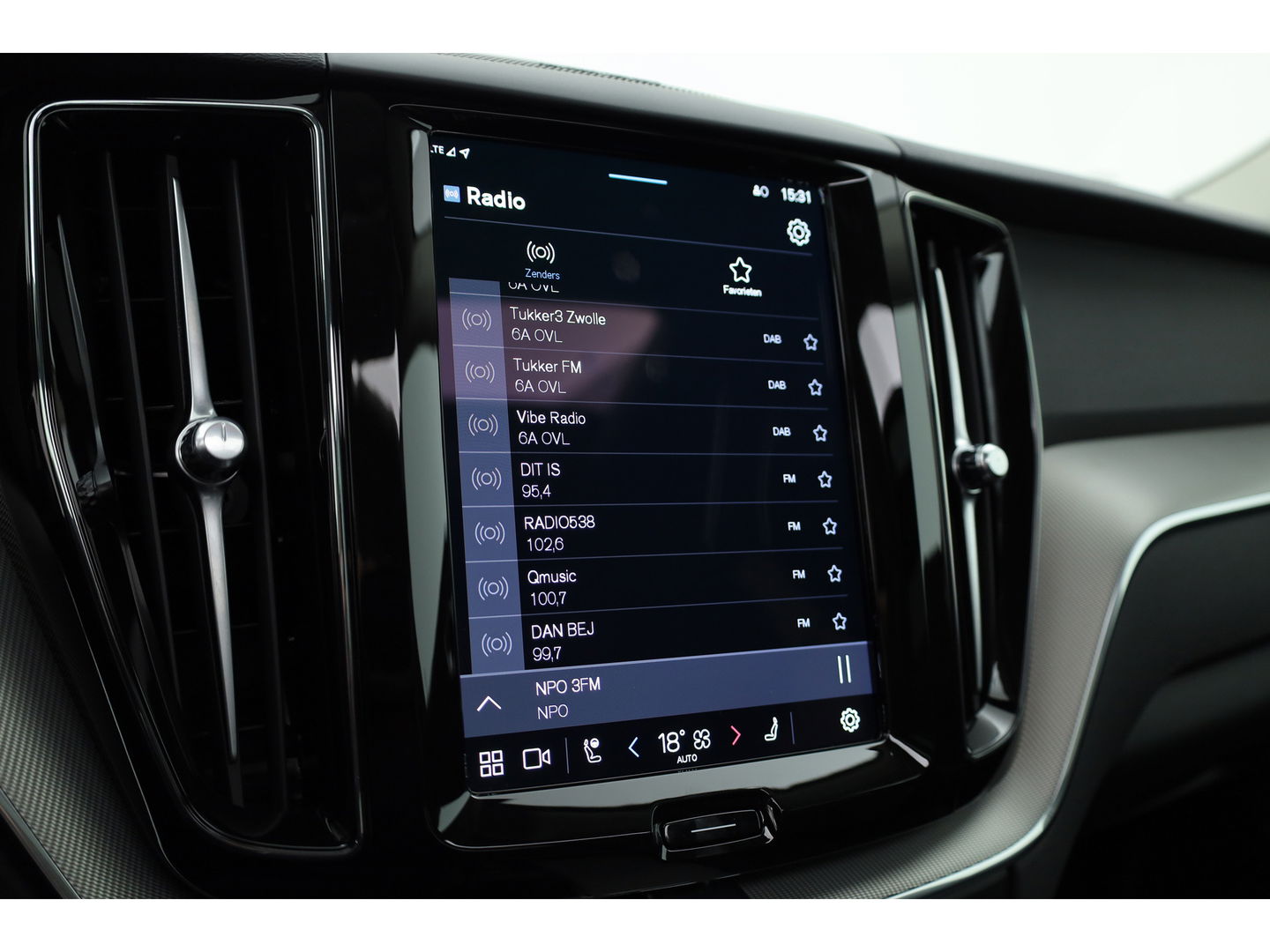 Volvo XC60 2.0 T6 Plug-in hybrid AWD Plus Dark | Luchtvering | Trekhaak | H&K Audio | 360 camera |