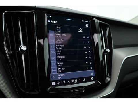 Volvo XC60 2.0 T6 Plug-in hybrid AWD Plus Dark | Luchtvering | Trekhaak | H&K Audio | 360 camera |