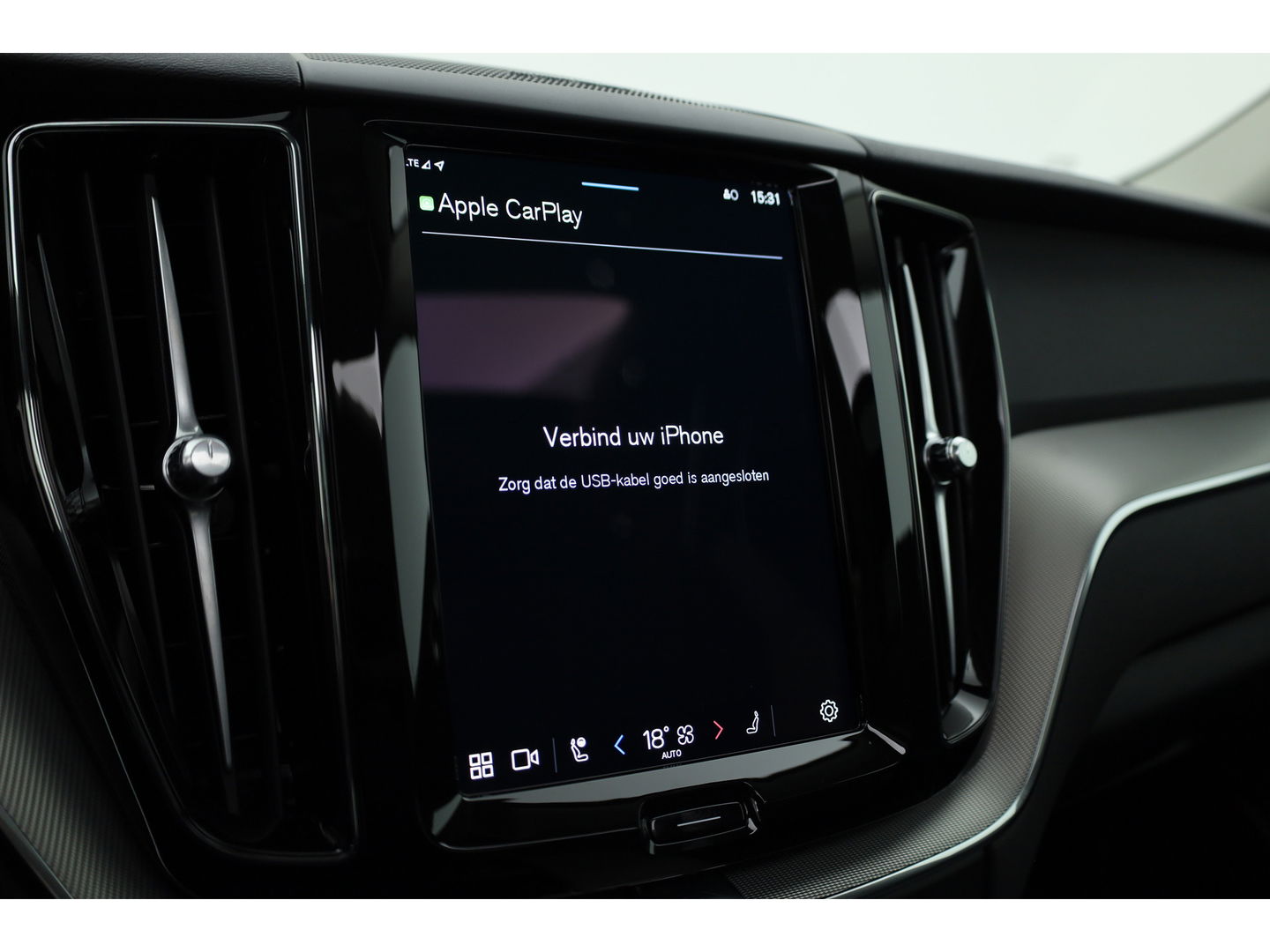 Volvo XC60 2.0 T6 Plug-in hybrid AWD Plus Dark | Luchtvering | Trekhaak | H&K Audio | 360 camera |