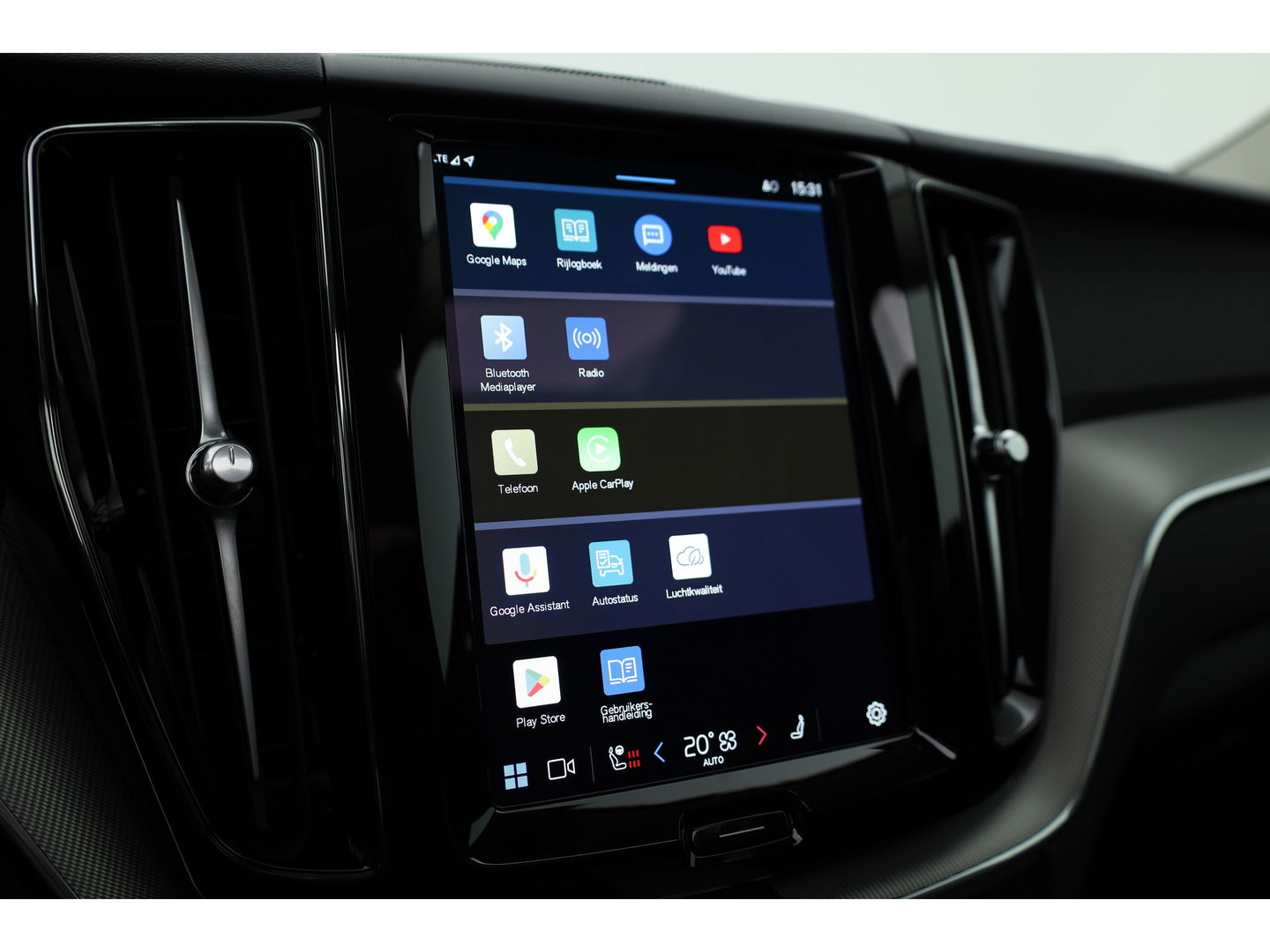 Volvo XC60 2.0 T6 Plug-in hybrid AWD Plus Dark | Luchtvering | Trekhaak | H&K Audio | 360 camera |
