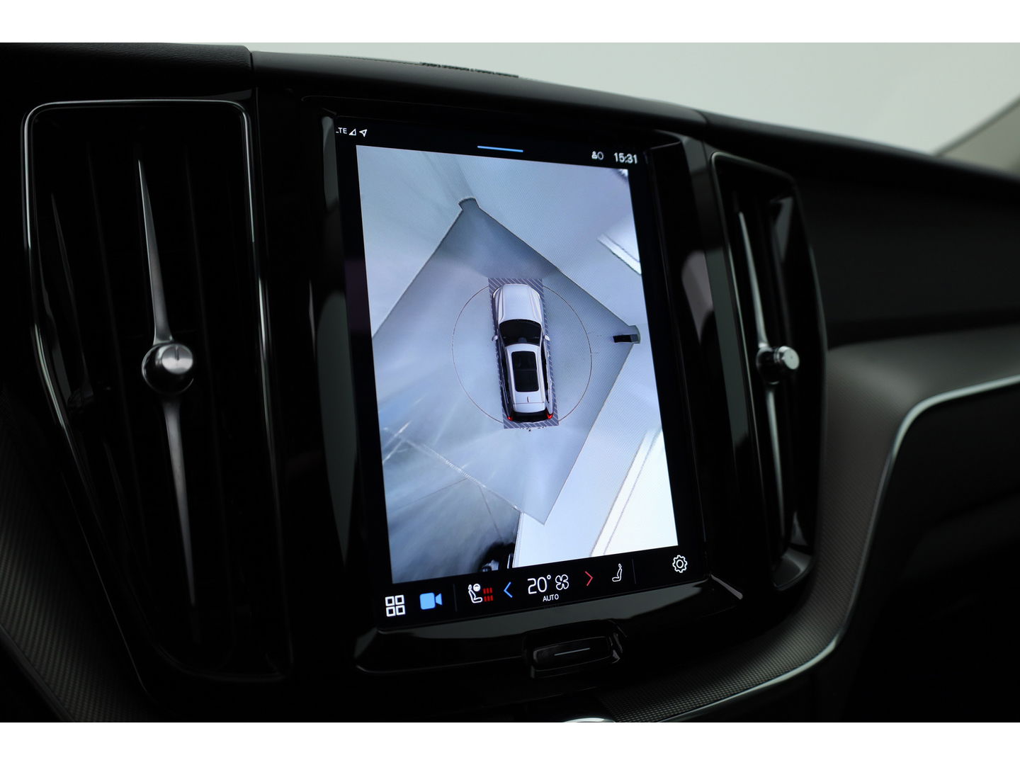 Volvo XC60 2.0 T6 Plug-in hybrid AWD Plus Dark | Luchtvering | Trekhaak | H&K Audio | 360 camera |