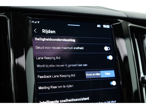Volvo XC60 2.0 T6 Plug-in hybrid AWD Plus Dark | Luchtvering | Trekhaak | H&K Audio | 360 camera |