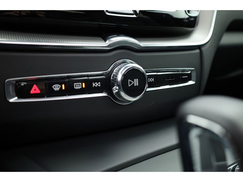 Volvo XC60 2.0 T6 Plug-in hybrid AWD Plus Dark | Luchtvering | Trekhaak | H&K Audio | 360 camera |