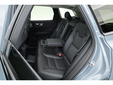 Volvo XC60 2.0 T6 Plug-in hybrid AWD Plus Dark | Luchtvering | Trekhaak | H&K Audio | 360 camera |
